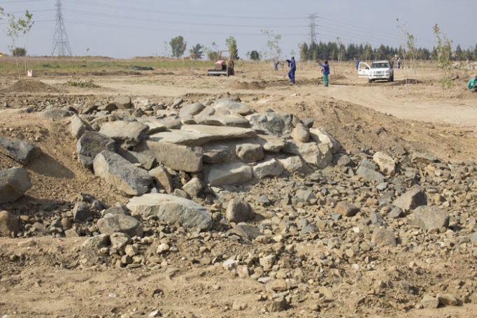 Sodium Bentonite dam shaping